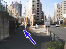 左の側道（下り坂）へ